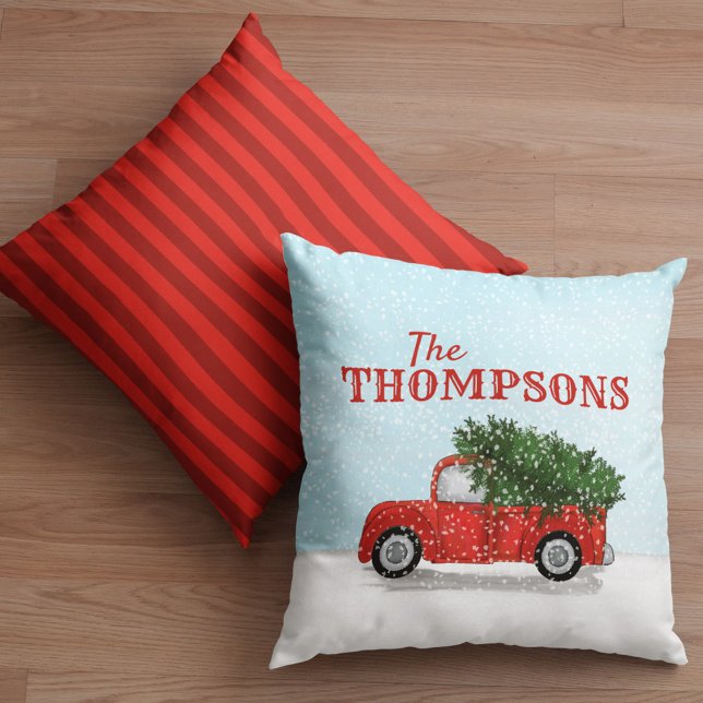 Coussin Camion rouge dans la neige Rustique Nom personnali (Holiday rustic red truck custom throw pillow)