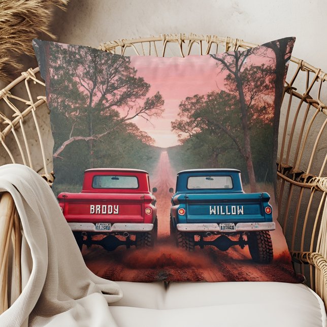 Coussin Camions des années 1960 en course sur une route de (Créateur téléchargé)