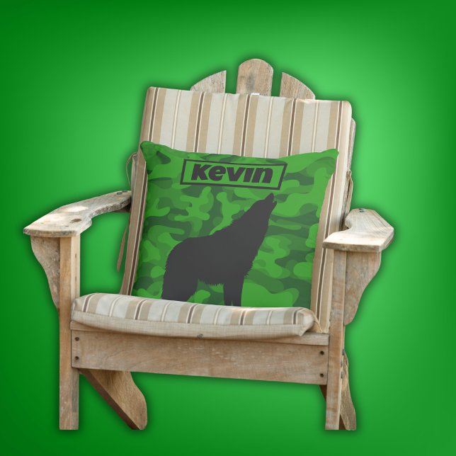 Coussin Camo vert moderne noir Wolf Silhouette Monogramme  (Créateur téléchargé)