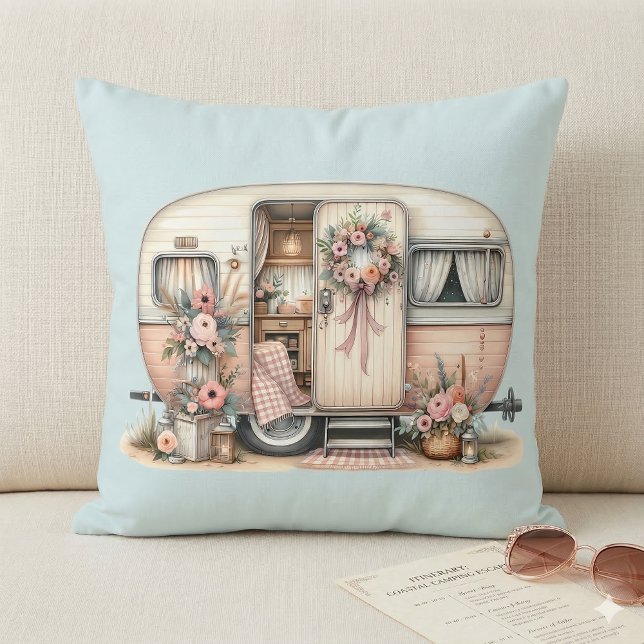 Coussin Camper Boho avec couronne florale et pastels rose (Boho Camper with Floral Wreath & Pastels Pink Throw Pillow On Sofa)