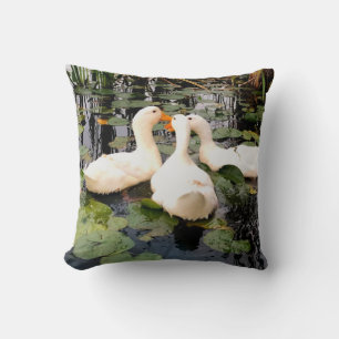 Coussin Canards blancs, caleçons, cattails, lac