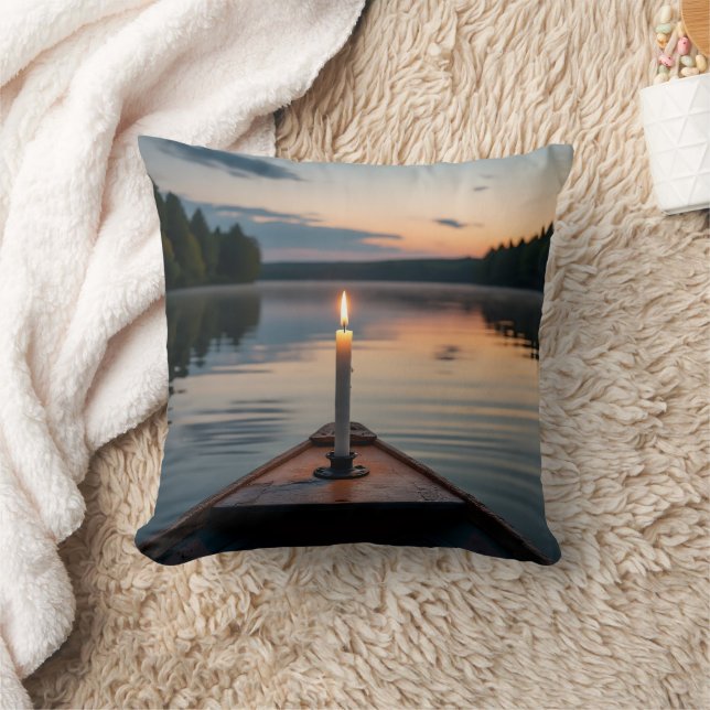 Coussin Candle Light on Boat at Sunset Lake (Couverture)