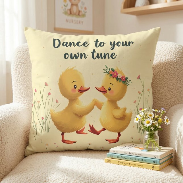 Coussin Canetons mignons dansant avec des vibrations flora (Cute Dancing Ducklings with Floral Spring Vibes Throw Pillow On Armchair)
