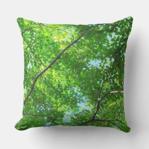 Coussin Canopée verte, Branches feuillues avec ciel bleu