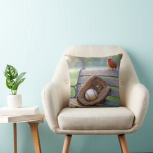 Coussin Cardinal rouge avec une balle de baseball dans un