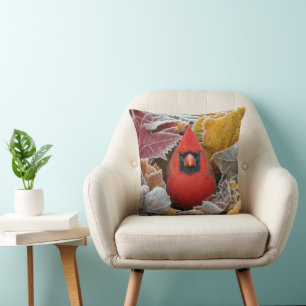 Coussin Cardinal rouge dans les feuilles d'automne gelées