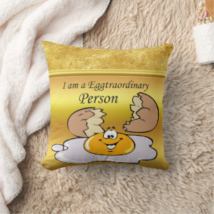 Coussin caricature personnage oeuf frit avec grand sourire
