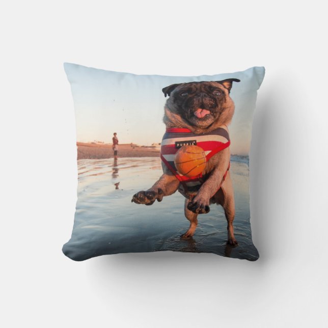Coussin Carlin jouant au bal sur la plage (Recto)