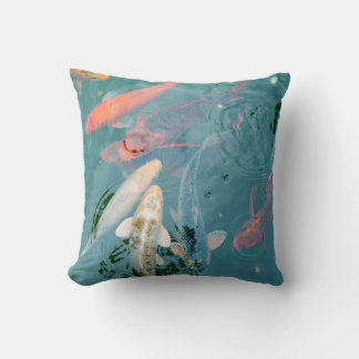 Coussin Carpe Koï Nageant dans un Étang