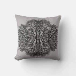 Coussin Carré de réflexion de l'arbre monochrome