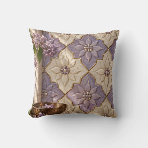 Coussin Carreau à motif floral lilas ivoire inspiré de la