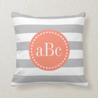 Coussin Carreau gris-clair et de corail de monogramme
