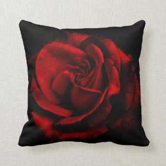 Coussin Carreau romantique de noir de fleur de rose rouge