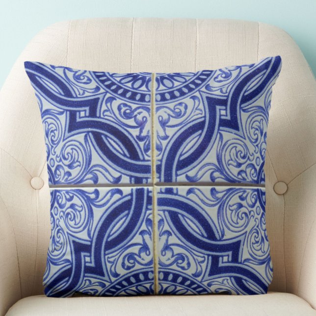 Coussin Carrelage bleu et blanc méditerranéen Motif (An elegant blue and white vintage Portuguese tile pattern throw pillow to add style to your space.)