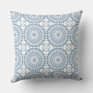 Coussin carrés blancs bl sur fond bleu clair