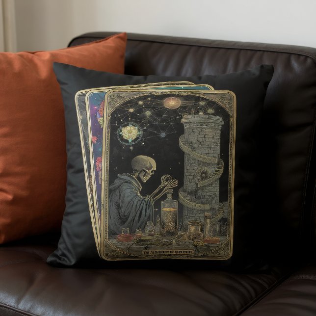 Coussin Carte de Tarot Tempérance/Alchimie sur fond noir (Black pillow with a tarot card design sits on a couch.)