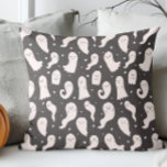 Coussin Carton mignon Halloween dessin noir blanc fantôme<br><div class="desc">Ajoutez une touche de charme éffrayant à votre espace avec ce mignon dessin animé Halloween fantôme lancer oreiller! Avec un design fantôme adorable en noir et blanc classique, ce coussin est parfait pour la décoration d'Halloween ou pour ajouter une touche fantaisiste à votre maison toute l'année. Le design simple et...</div>