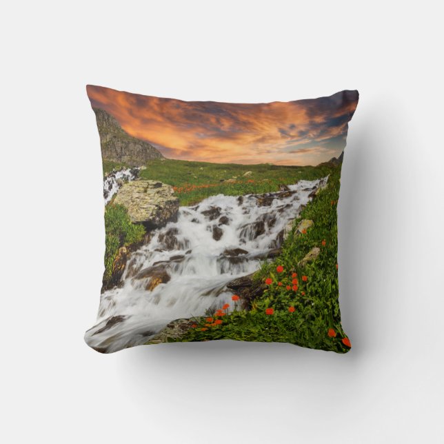 Coussin Cascade dans les montagnes avec des fleurs (Recto)
