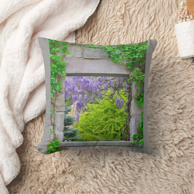 COUSSIN "CASCADING WISTERIA VIA OPEN WINDOW" (Couverture)
