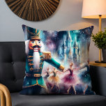 Coussin Casse-noisette Ballerina Aquarelle Ballet de Noël<br><div class="desc">Nutcracker Ballet Aquarelle Noël Ballerina Festive Jeu d'Oreiller Coussin dispose d'un ballet traditionnel de Noël avec une ballerine et un croustillant. Parfait pour les cadeaux de Noël,  le décor de Noël,  les fêtes de fin d'année et plus encore. Créé par Evco Studio www.zazzle.com/store/evcostudio</div>