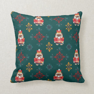 Coussin Casse-noix rouge habillé par carlin de Noël