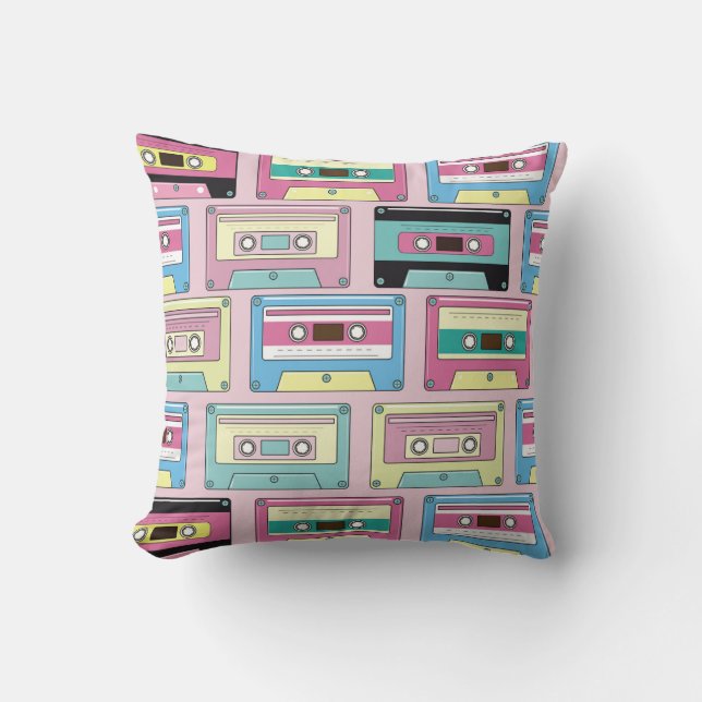 Coussin cassettes colorées, motif arrière - plan rose. (Recto)