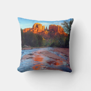 Coussin Cathedral Rock se reflétant à Oak Creek au Sunse