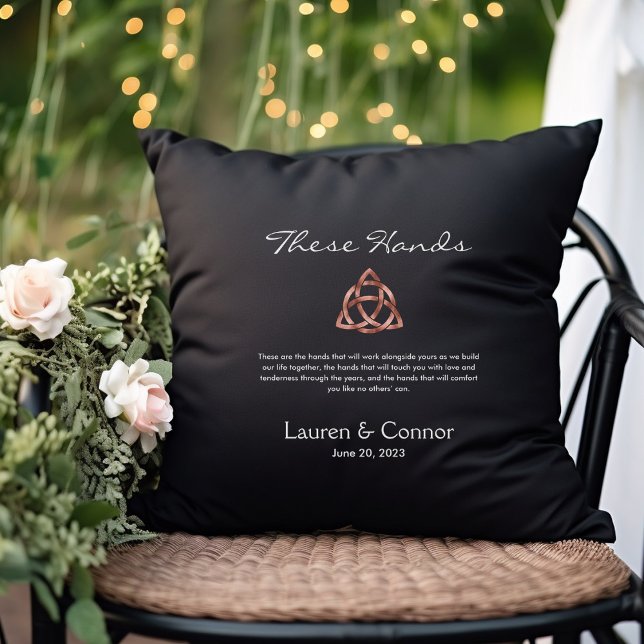 Coussin Céltic Knot Handfasting Vows Ceremony Mariage (These Hands Celtic Knot Handfasting Ceremony Wedding Pillow)