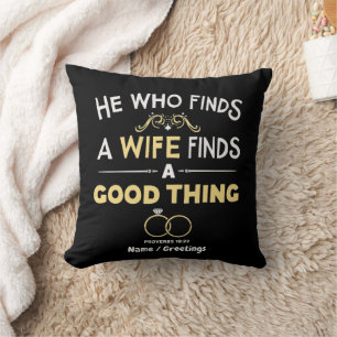 Coussin Celui qui trouve une femme trouve une bonne chose