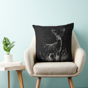 Coussin Cerf aux bois encadrés par champ et arbre