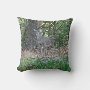 Coussin Cerf dans les feuilles d'automne