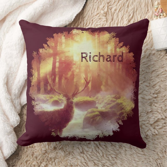 Coussin Cerf dans une forêt brumeuse au lever de soleil do (Couverture)