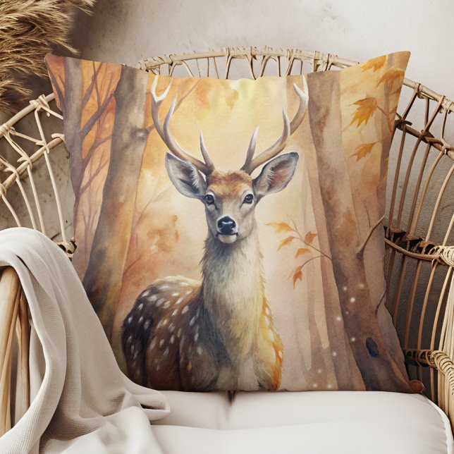 Coussin Cerf de la forêt automnale – Décoration d'automne  (Woodland Deer Autumn – Nature-Inspired Fall Decor Throw Pillow in a boho rattan armchair)