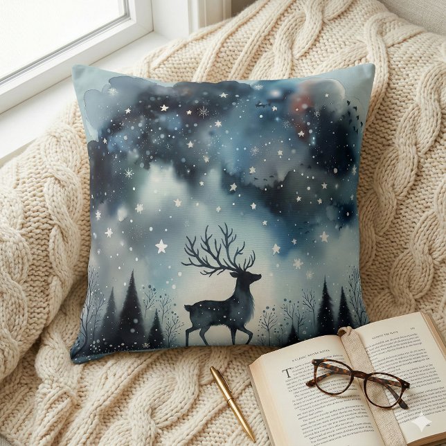Coussin Cerf de Nuit d'Hiver Étoilé (Starry Winter Night Deer Throw Pillow Mockup A)