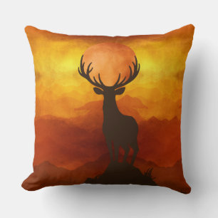 Coussin Cerf élaphe au sommet d'une montagne au coucher du