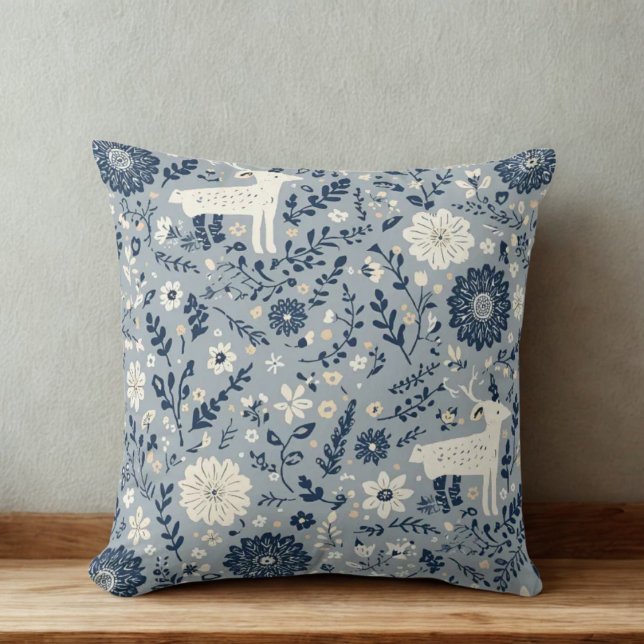 Coussin Cerf scandinave nordique et modèle floral (Nordic Scandinavian Blue and Cream Floral Deer Print Throw Pillow)