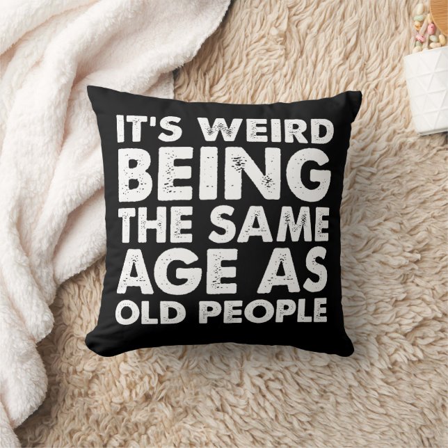 Coussin C'est bizarre d'avoir le même âge que les personne (Couverture)