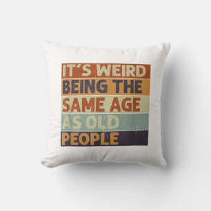 Coussin C'est bizarre d'être le même âge que les personnes