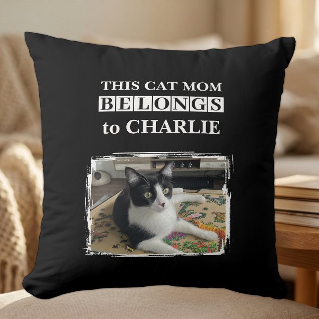 Coussin Cette maman de chat appartient à nom photo noir bl (Créateur téléchargé)