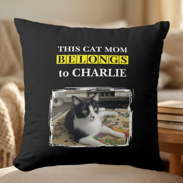 Coussin Cette maman de chat appartient à nom photo noir ja (Créateur téléchargé)