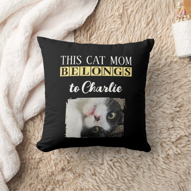 Coussin Cette maman de chat appartient à nom photo noir ja (Couverture)