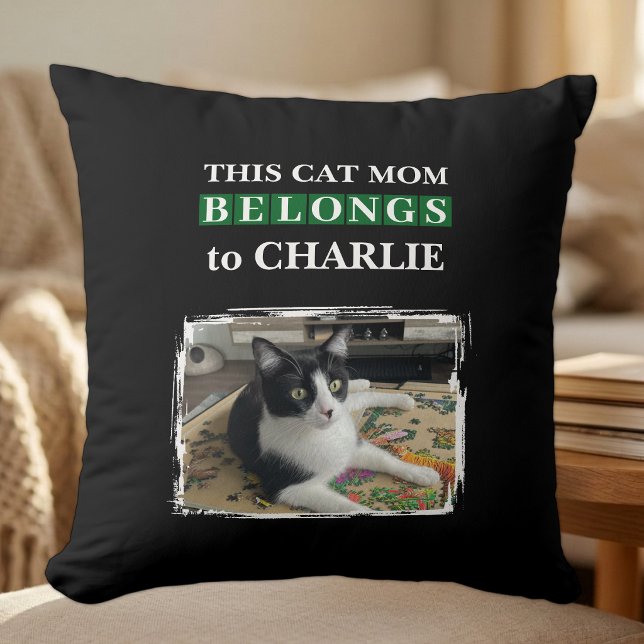 Coussin Cette maman de chat appartient au nom photo noir v (Créateur téléchargé)