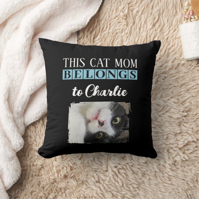 Coussin Cette mère de chat appartient au nom photo noir bl (Couverture)
