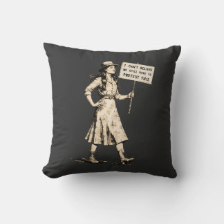 Coussin Cette militante féministe vintage toujours en cont