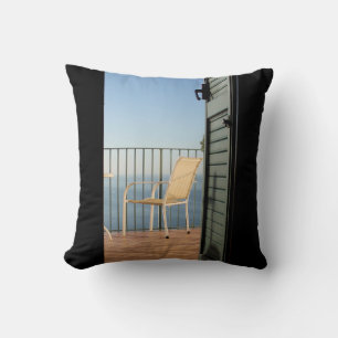 Coussin Chaise en métal blanc à côté de la clôture le mati