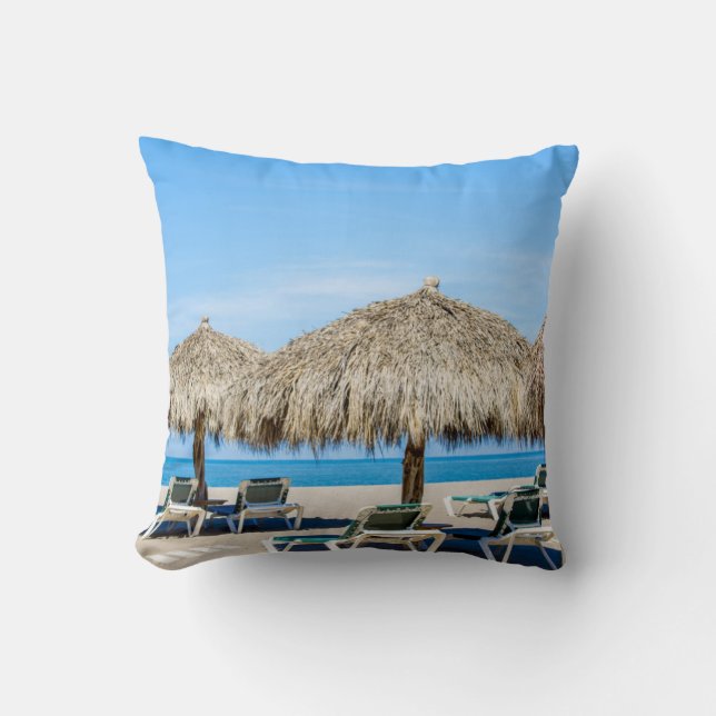 Coussin Chaises longues et parapluies de chaume sur la (Recto)
