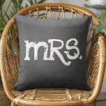 Coussin Chalkboard Mariage Mme Woman<br><div class="desc">Un amusant coussin de typographie de tableau noir avec une touche moderne pour n'importe quel hipster. Vous pouvez changer le type en monogramme.</div>