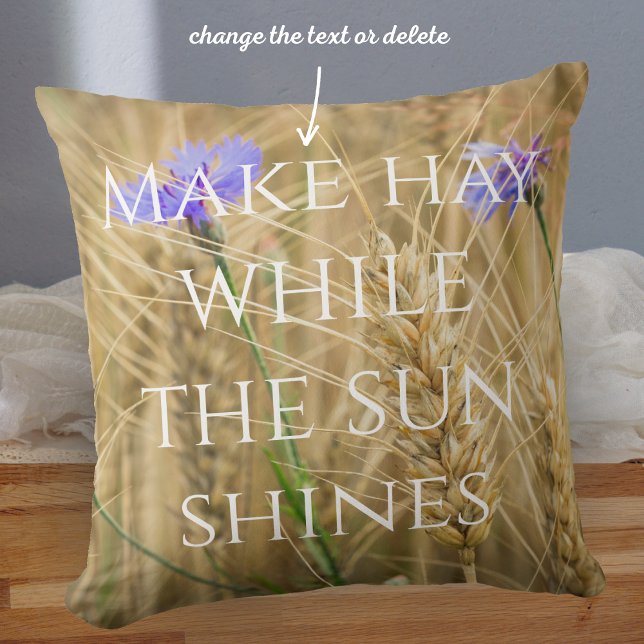 Coussin Champ de blé d'été avec des fleurs de maïs bleues  (Créateur téléchargé)
