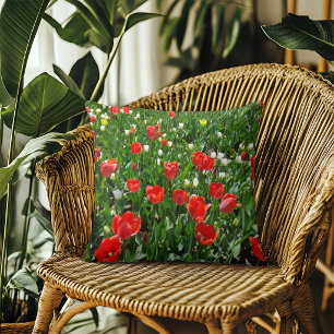 Coussin Champ de tulipes rouges vibrant