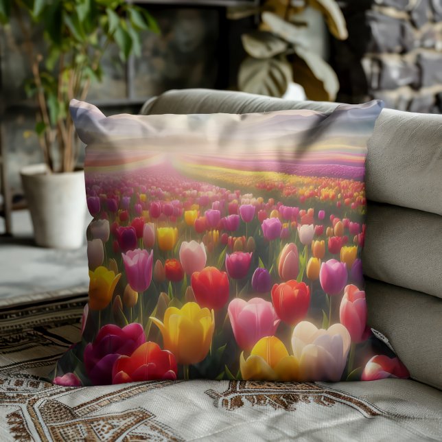 Coussin Champ de tulipes vibrant en pleine floraison (Créateur téléchargé)